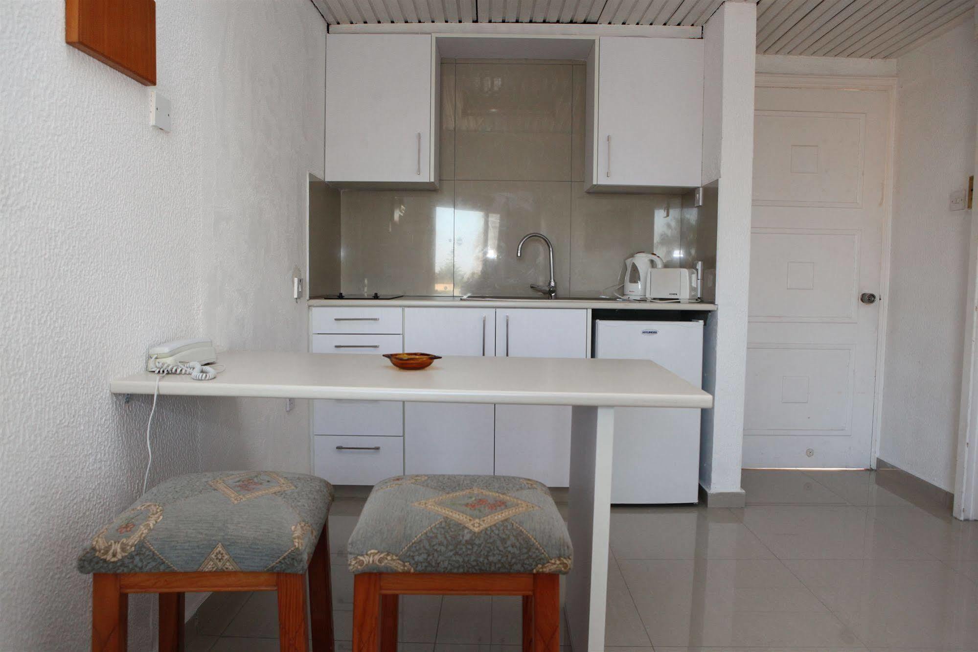Sea Apartments Larnaca Bagian luar foto